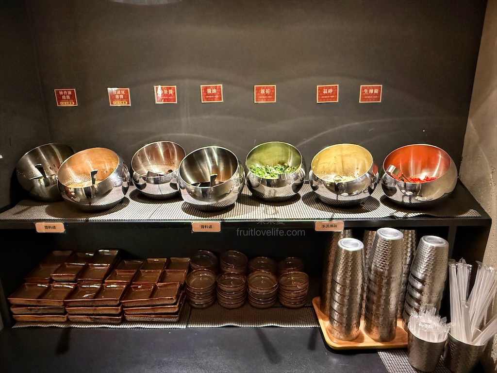 万錵同石頭火鍋|彰化埔心、員林交界的火鍋，先爆炒再煮，湯頭鮮香濃郁又回甘，必點秘製滷肉飯、手打鮮蝦滑 @果果愛Fruitlove