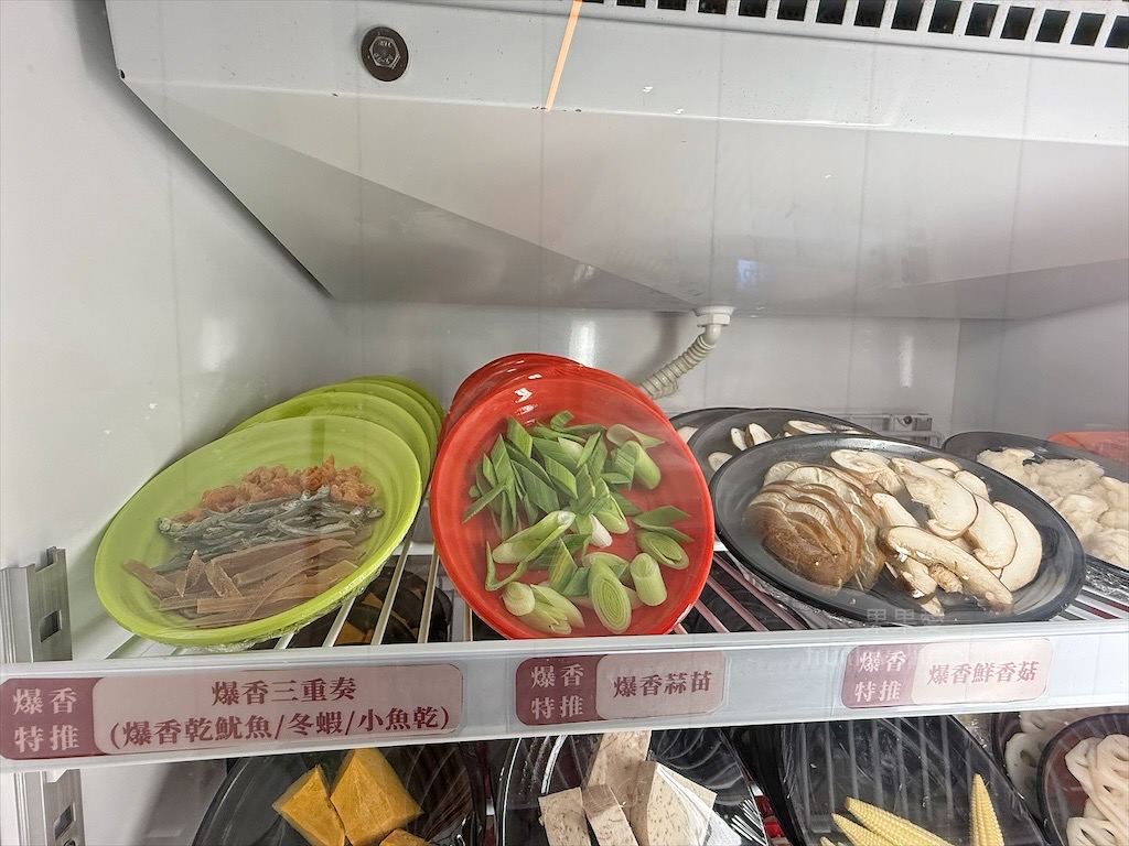 万錵同石頭火鍋|彰化埔心、員林交界的火鍋，先爆炒再煮，湯頭鮮香濃郁又回甘，必點秘製滷肉飯、手打鮮蝦滑 @果果愛Fruitlove