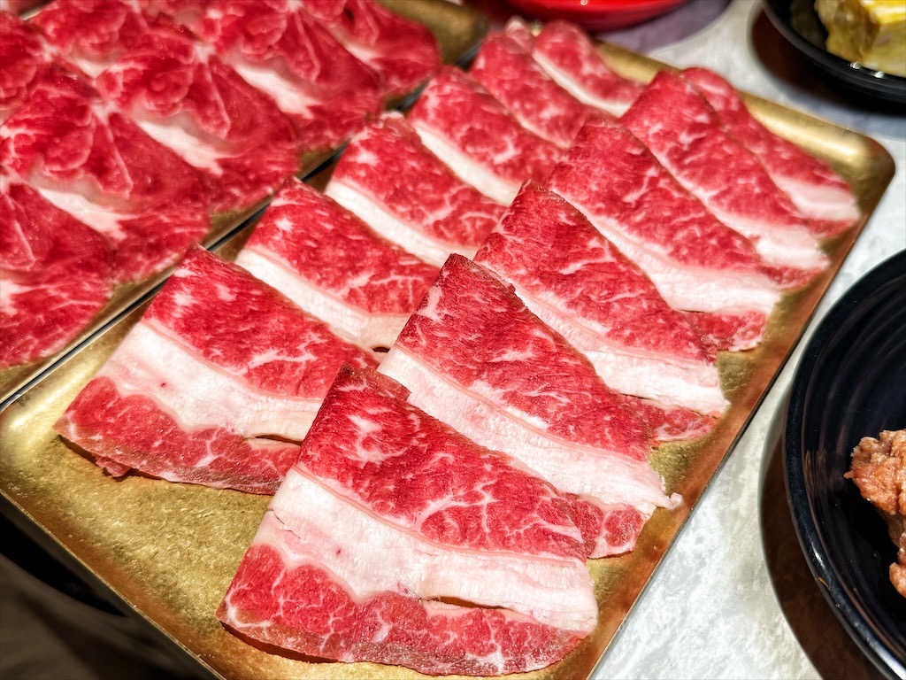 万錵同石頭火鍋|彰化埔心、員林交界的火鍋，先爆炒再煮，湯頭鮮香濃郁又回甘，必點秘製滷肉飯、手打鮮蝦滑 @果果愛Fruitlove