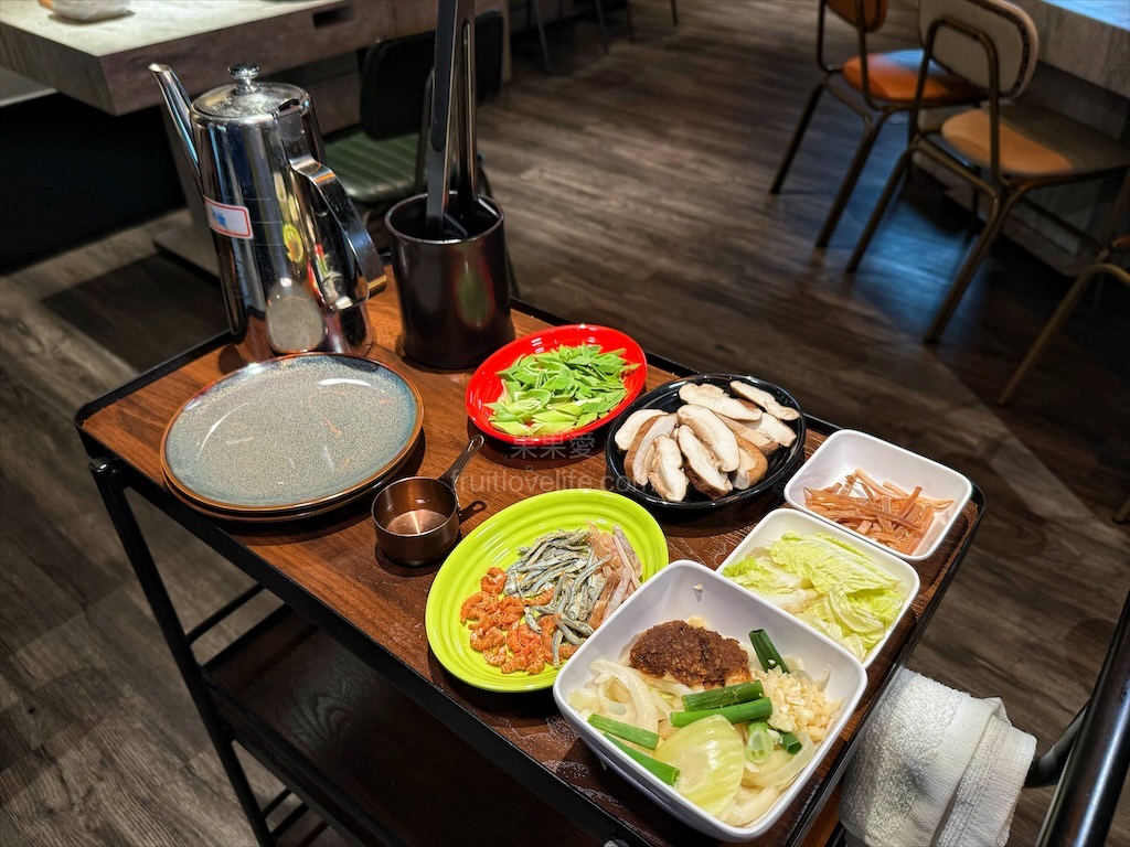 万錵同石頭火鍋|彰化埔心、員林交界的火鍋，先爆炒再煮，湯頭鮮香濃郁又回甘，必點秘製滷肉飯、手打鮮蝦滑 @果果愛Fruitlove