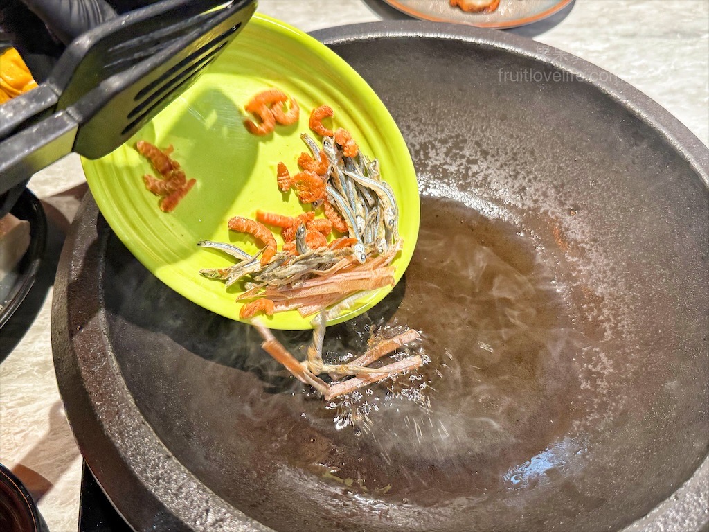 万錵同石頭火鍋|彰化埔心、員林交界的火鍋，先爆炒再煮，湯頭鮮香濃郁又回甘，必點秘製滷肉飯、手打鮮蝦滑 @果果愛Fruitlove