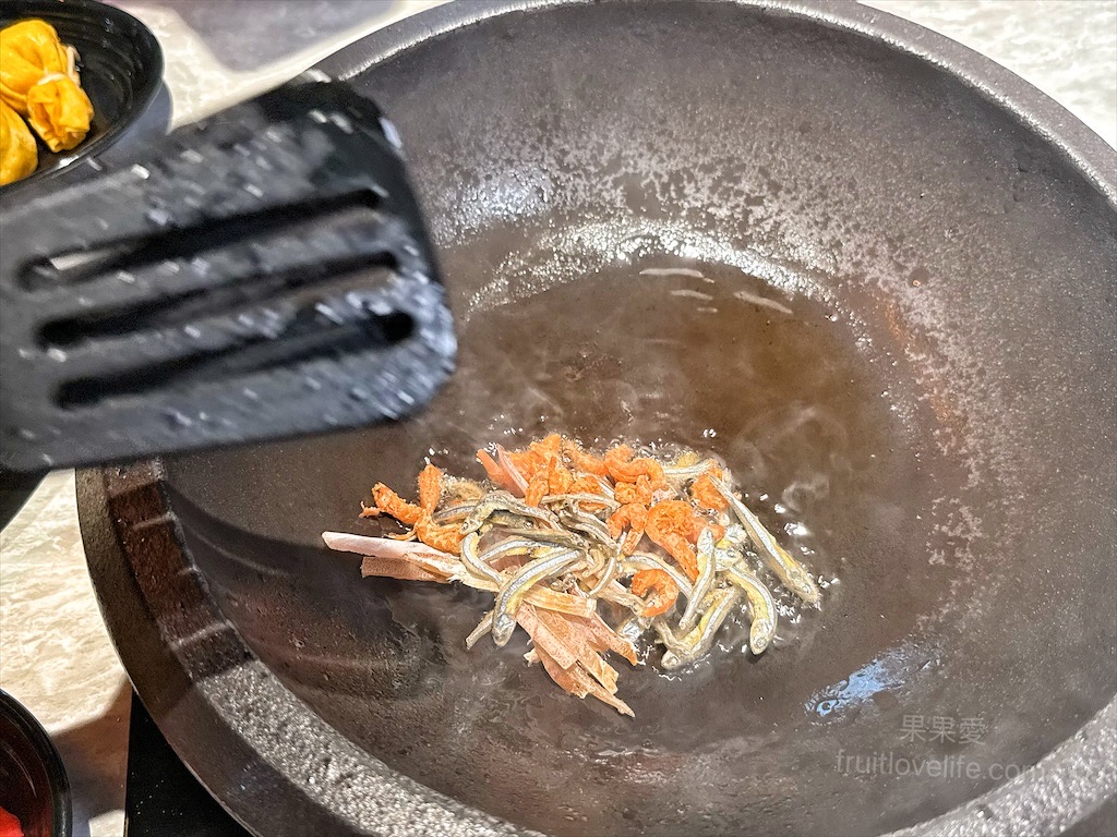 万錵同石頭火鍋|彰化埔心、員林交界的火鍋，先爆炒再煮，湯頭鮮香濃郁又回甘，必點秘製滷肉飯、手打鮮蝦滑 @果果愛Fruitlove