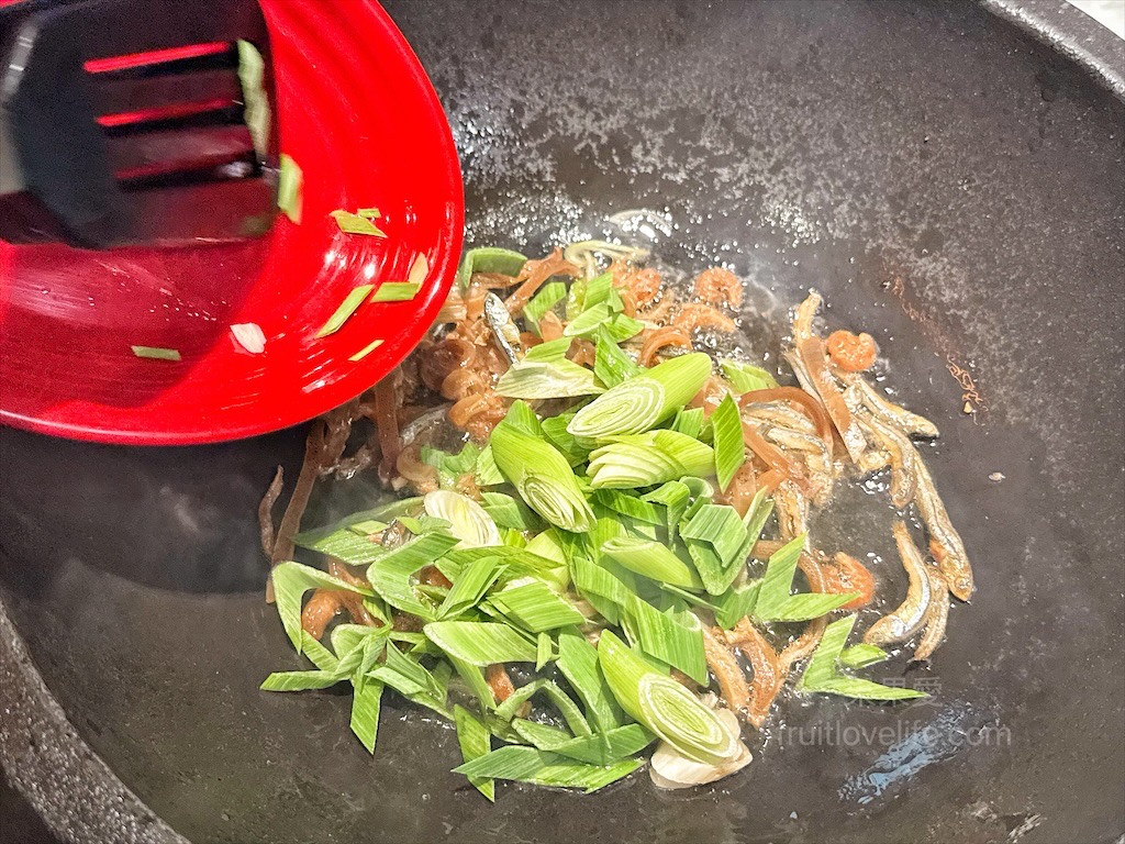 万錵同石頭火鍋|彰化埔心、員林交界的火鍋，先爆炒再煮，湯頭鮮香濃郁又回甘，必點秘製滷肉飯、手打鮮蝦滑 @果果愛Fruitlove