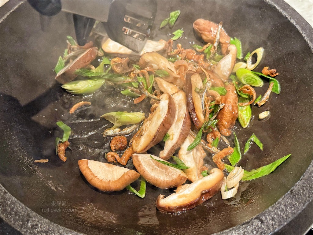 万錵同石頭火鍋|彰化埔心、員林交界的火鍋，先爆炒再煮，湯頭鮮香濃郁又回甘，必點秘製滷肉飯、手打鮮蝦滑 @果果愛Fruitlove