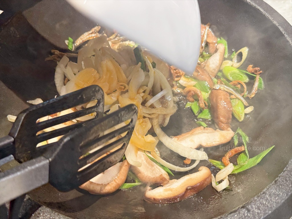 万錵同石頭火鍋|彰化埔心、員林交界的火鍋，先爆炒再煮，湯頭鮮香濃郁又回甘，必點秘製滷肉飯、手打鮮蝦滑 @果果愛Fruitlove