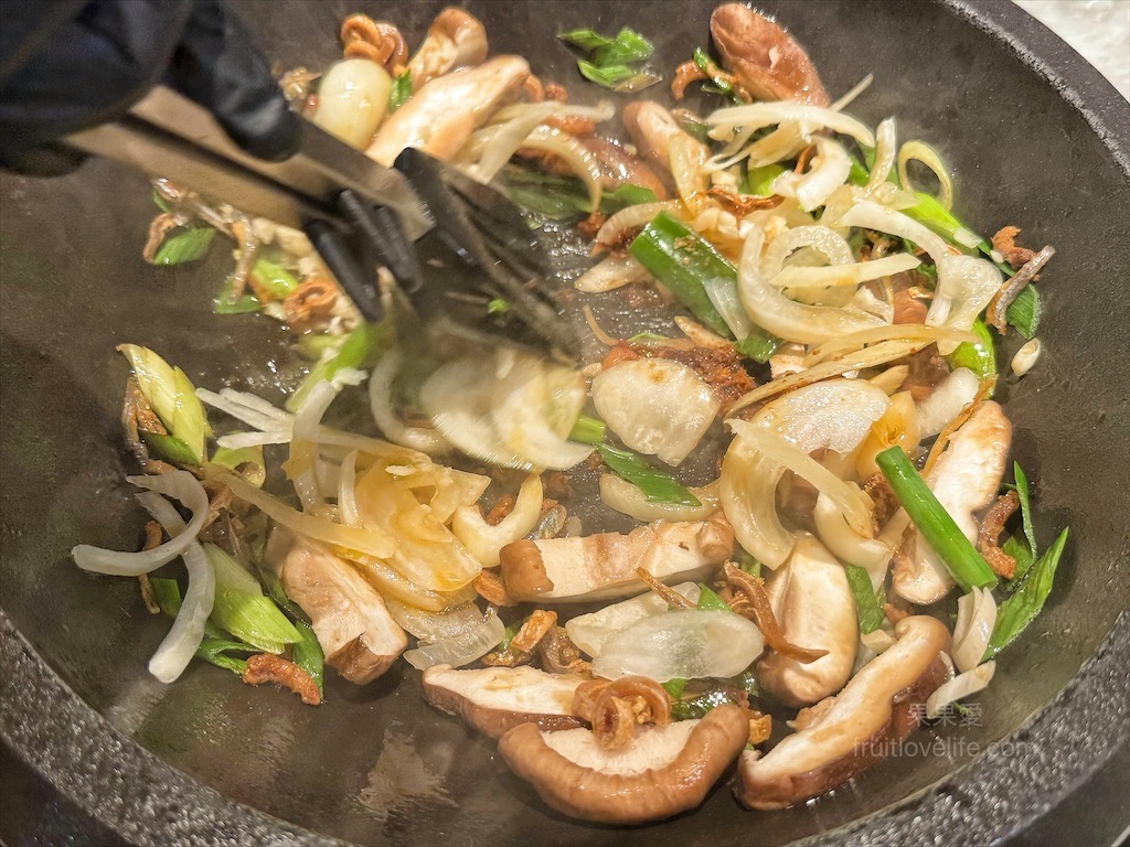 万錵同石頭火鍋|彰化埔心、員林交界的火鍋，先爆炒再煮，湯頭鮮香濃郁又回甘，必點秘製滷肉飯、手打鮮蝦滑 @果果愛Fruitlove