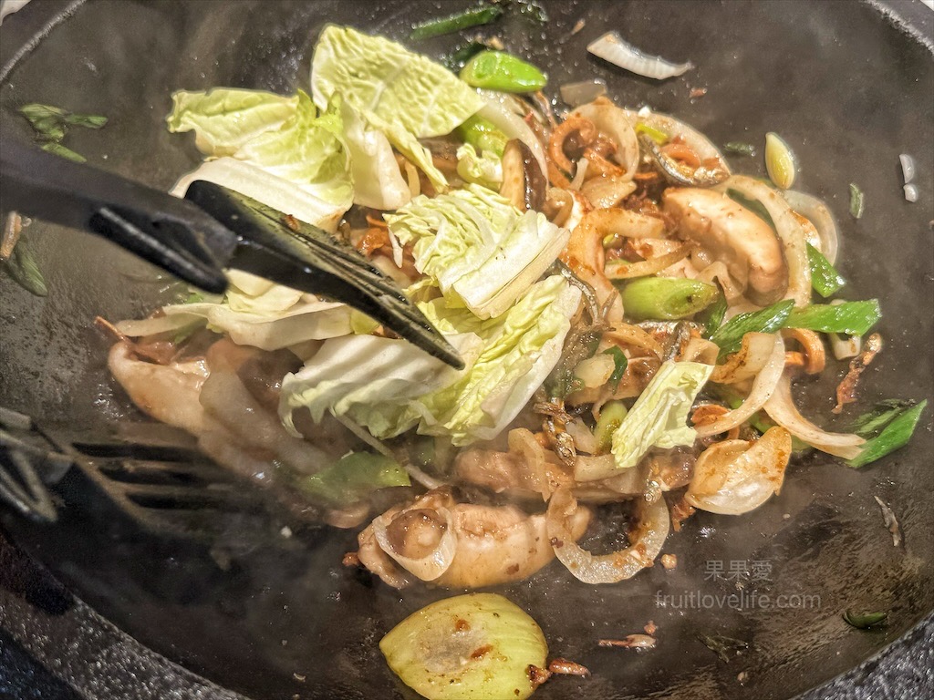 万錵同石頭火鍋|彰化埔心、員林交界的火鍋，先爆炒再煮，湯頭鮮香濃郁又回甘，必點秘製滷肉飯、手打鮮蝦滑 @果果愛Fruitlove