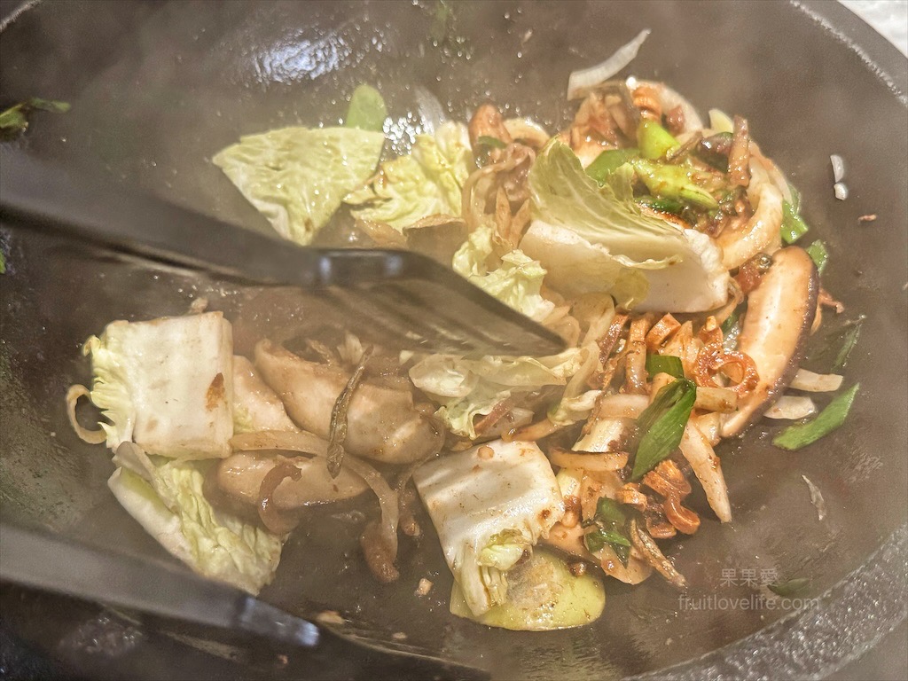 万錵同石頭火鍋|彰化埔心、員林交界的火鍋，先爆炒再煮，湯頭鮮香濃郁又回甘，必點秘製滷肉飯、手打鮮蝦滑 @果果愛Fruitlove