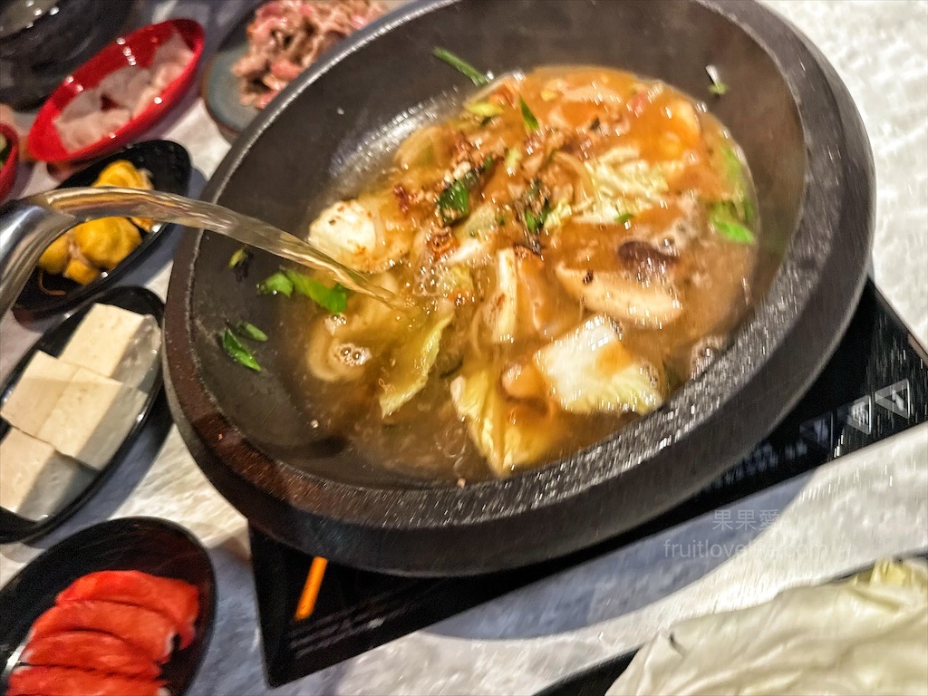 万錵同石頭火鍋|彰化埔心、員林交界的火鍋，先爆炒再煮，湯頭鮮香濃郁又回甘，必點秘製滷肉飯、手打鮮蝦滑 @果果愛Fruitlove