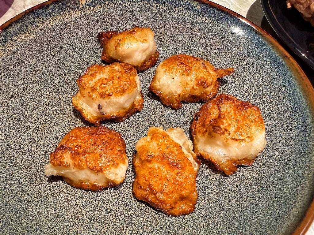 万錵同石頭火鍋|彰化埔心、員林交界的火鍋，先爆炒再煮，湯頭鮮香濃郁又回甘，必點秘製滷肉飯、手打鮮蝦滑 @果果愛Fruitlove