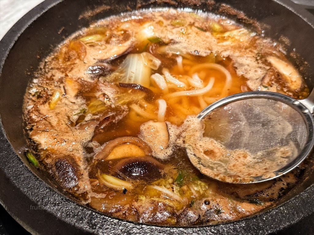 万錵同石頭火鍋|彰化埔心、員林交界的火鍋，先爆炒再煮，湯頭鮮香濃郁又回甘，必點秘製滷肉飯、手打鮮蝦滑 @果果愛Fruitlove