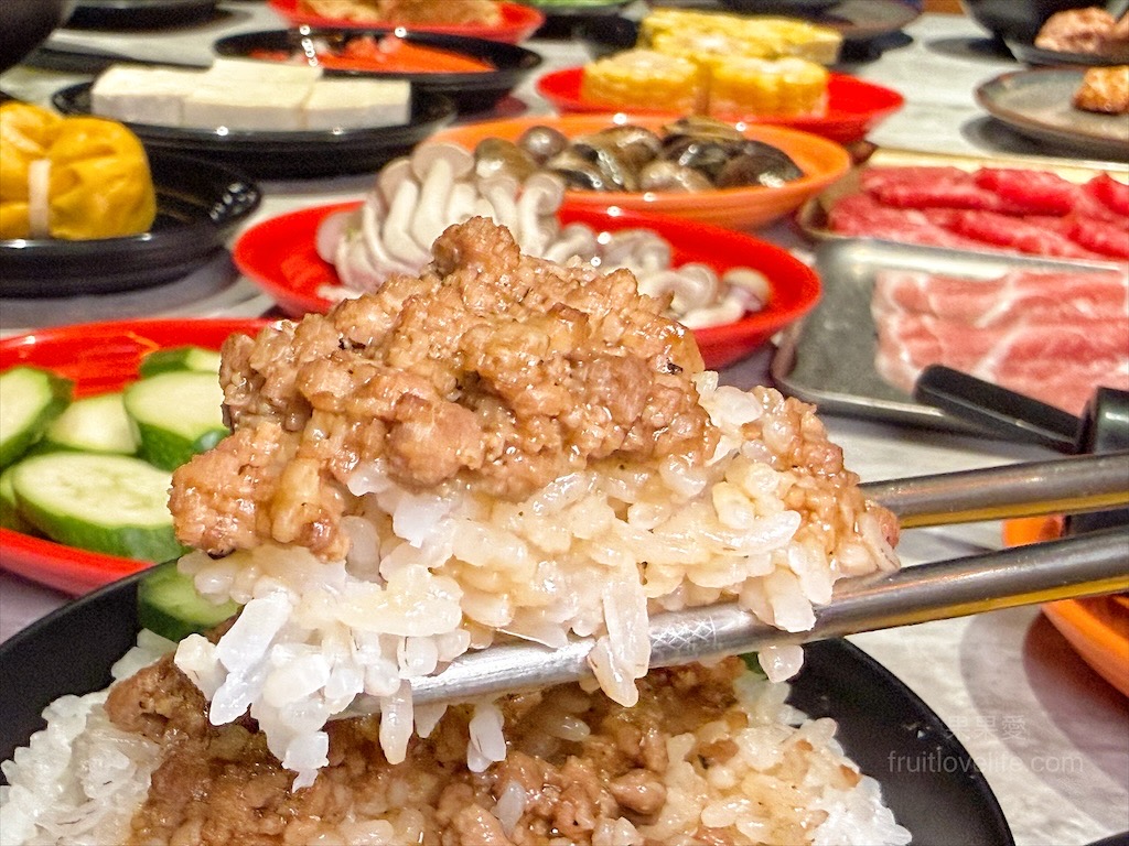 万錵同石頭火鍋|彰化埔心、員林交界的火鍋，先爆炒再煮，湯頭鮮香濃郁又回甘，必點秘製滷肉飯、手打鮮蝦滑 @果果愛Fruitlove