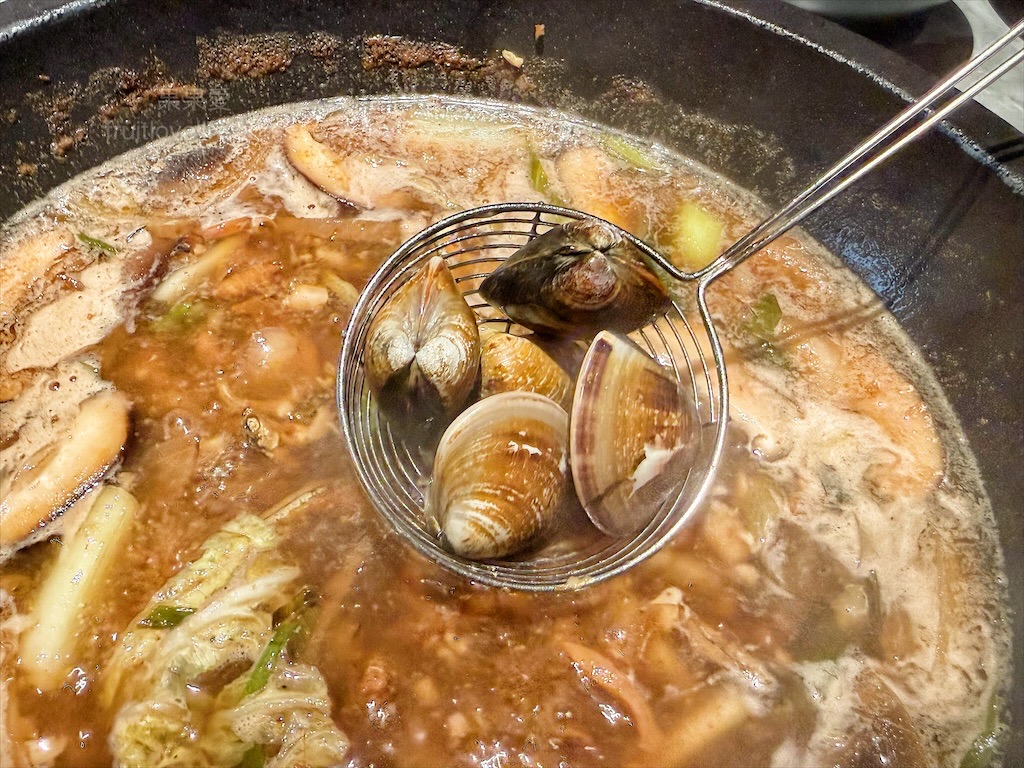 万錵同石頭火鍋|彰化埔心、員林交界的火鍋，先爆炒再煮，湯頭鮮香濃郁又回甘，必點秘製滷肉飯、手打鮮蝦滑 @果果愛Fruitlove