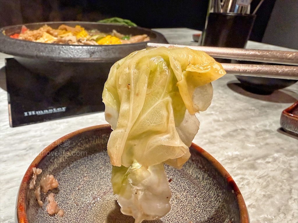 万錵同石頭火鍋|彰化埔心、員林交界的火鍋，先爆炒再煮，湯頭鮮香濃郁又回甘，必點秘製滷肉飯、手打鮮蝦滑 @果果愛Fruitlove