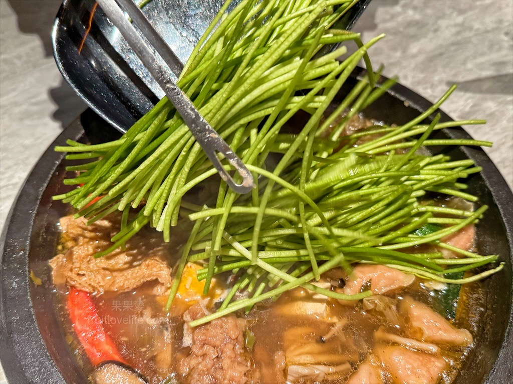 万錵同石頭火鍋|彰化埔心、員林交界的火鍋，先爆炒再煮，湯頭鮮香濃郁又回甘，必點秘製滷肉飯、手打鮮蝦滑 @果果愛Fruitlove