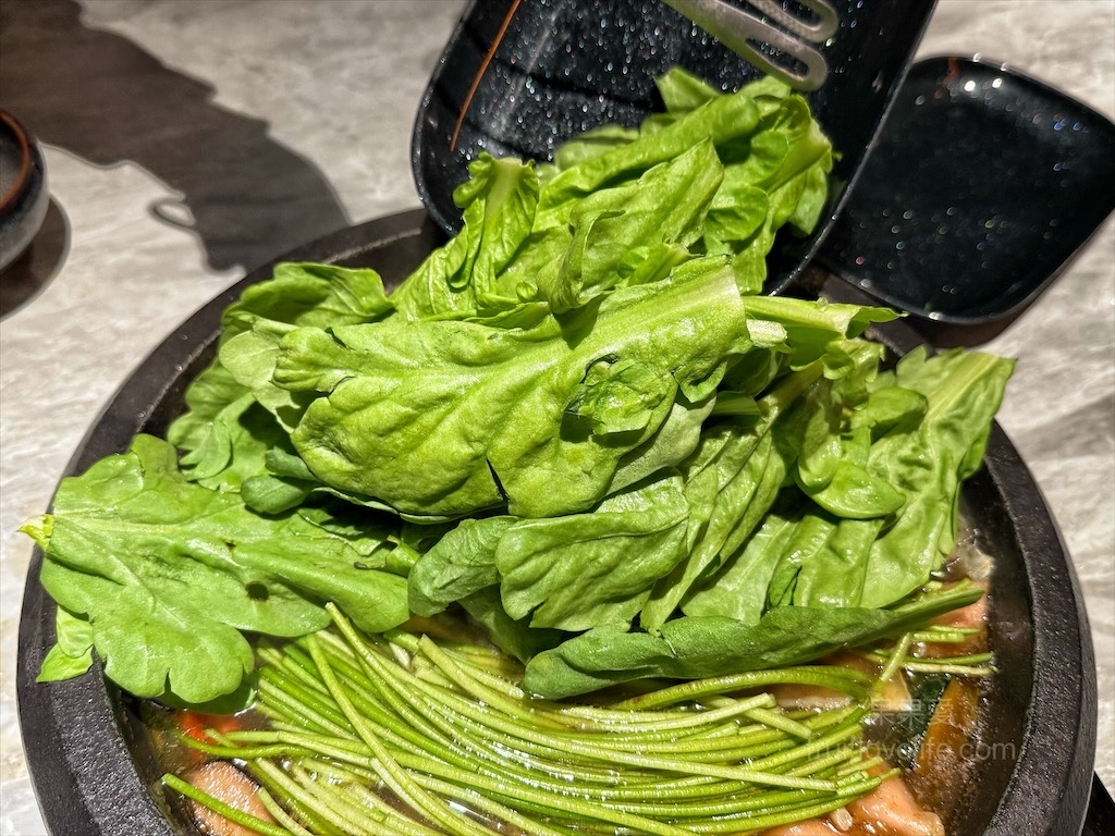 万錵同石頭火鍋|彰化埔心、員林交界的火鍋，先爆炒再煮，湯頭鮮香濃郁又回甘，必點秘製滷肉飯、手打鮮蝦滑 @果果愛Fruitlove