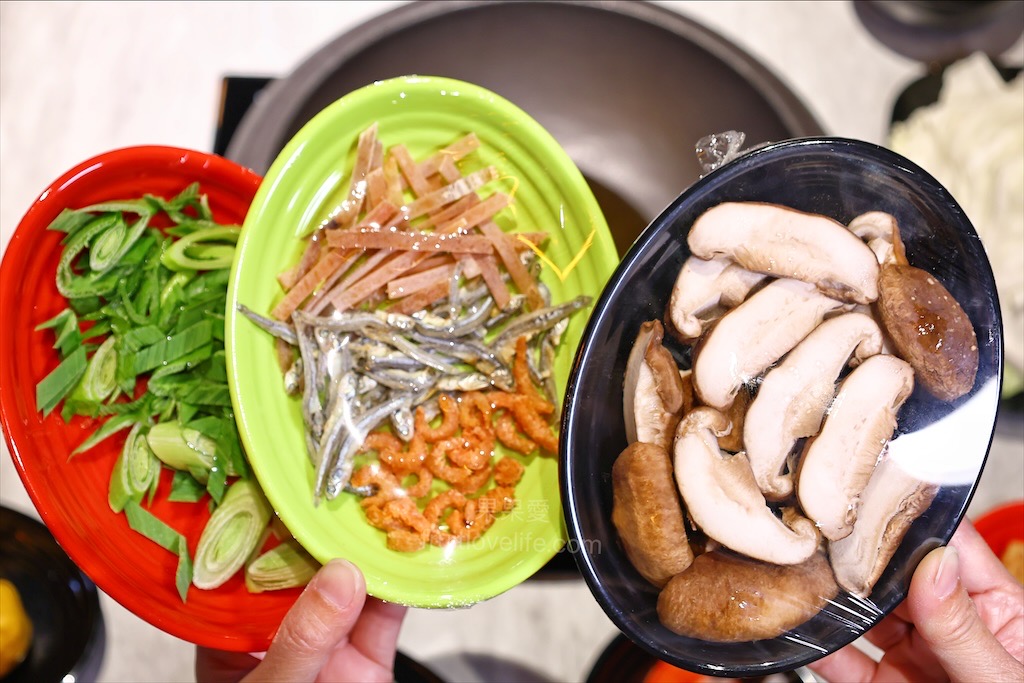 万錵同石頭火鍋|彰化埔心、員林交界的火鍋，先爆炒再煮，湯頭鮮香濃郁又回甘，必點秘製滷肉飯、手打鮮蝦滑 @果果愛Fruitlove