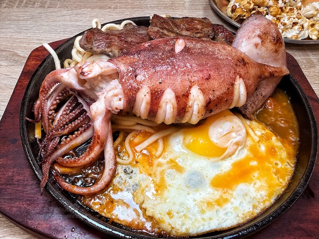 小牛室北屯軍功店 |台中北屯牛排，平價排餐、手工披薩+自助吧吃到飽，排餐裡麵條可吃飽 @果果愛Fruitlove