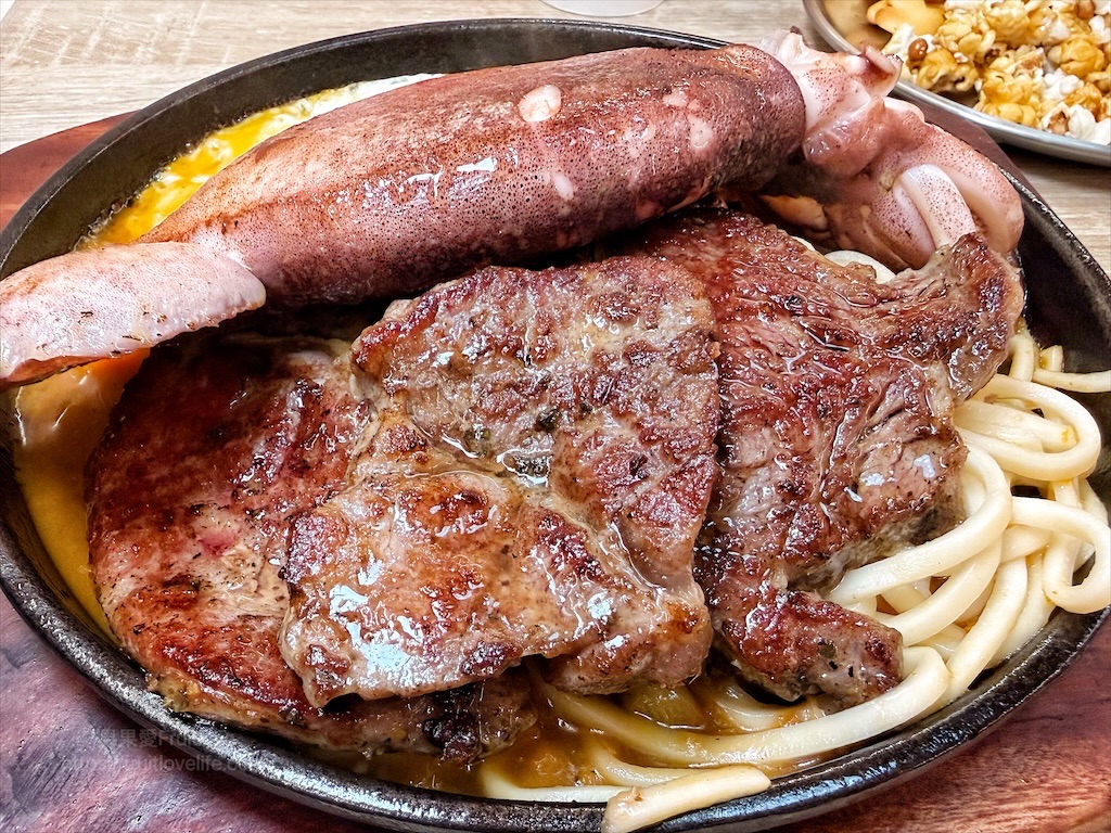 小牛室北屯軍功店 |台中北屯牛排，平價排餐、手工披薩+自助吧吃到飽，排餐裡麵條可吃飽 @果果愛Fruitlove