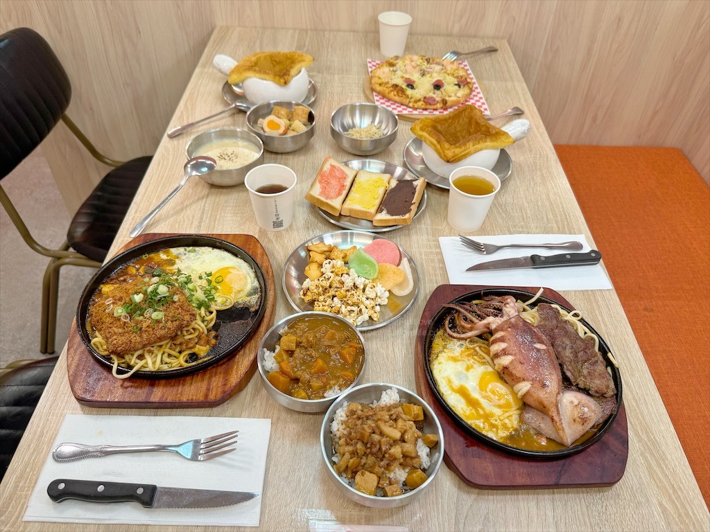 小牛室北屯軍功店 |台中北屯牛排，平價排餐、手工披薩+自助吧吃到飽，排餐裡麵條可吃飽 @果果愛Fruitlove