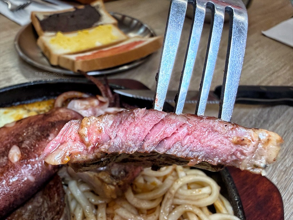 小牛室北屯軍功店 |台中北屯牛排，平價排餐、手工披薩+自助吧吃到飽，排餐裡麵條可吃飽 @果果愛Fruitlove