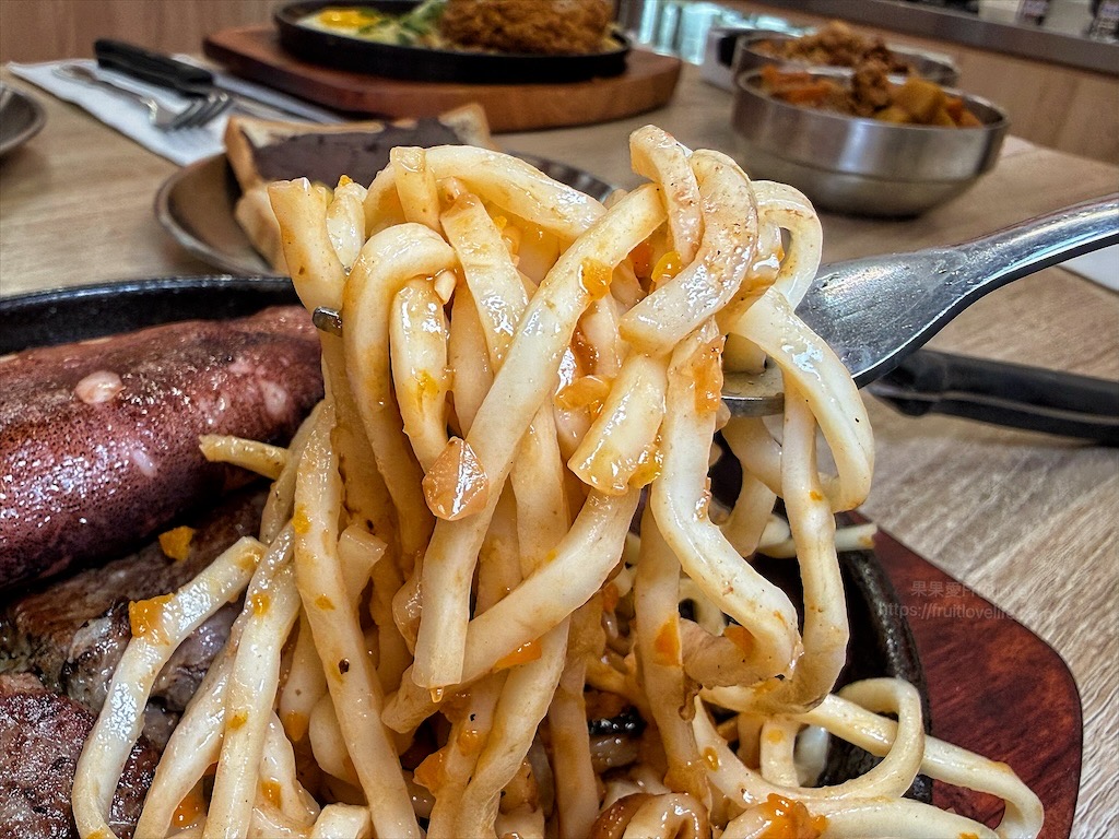 小牛室北屯軍功店 |台中北屯牛排，平價排餐、手工披薩+自助吧吃到飽，排餐裡麵條可吃飽 @果果愛Fruitlove