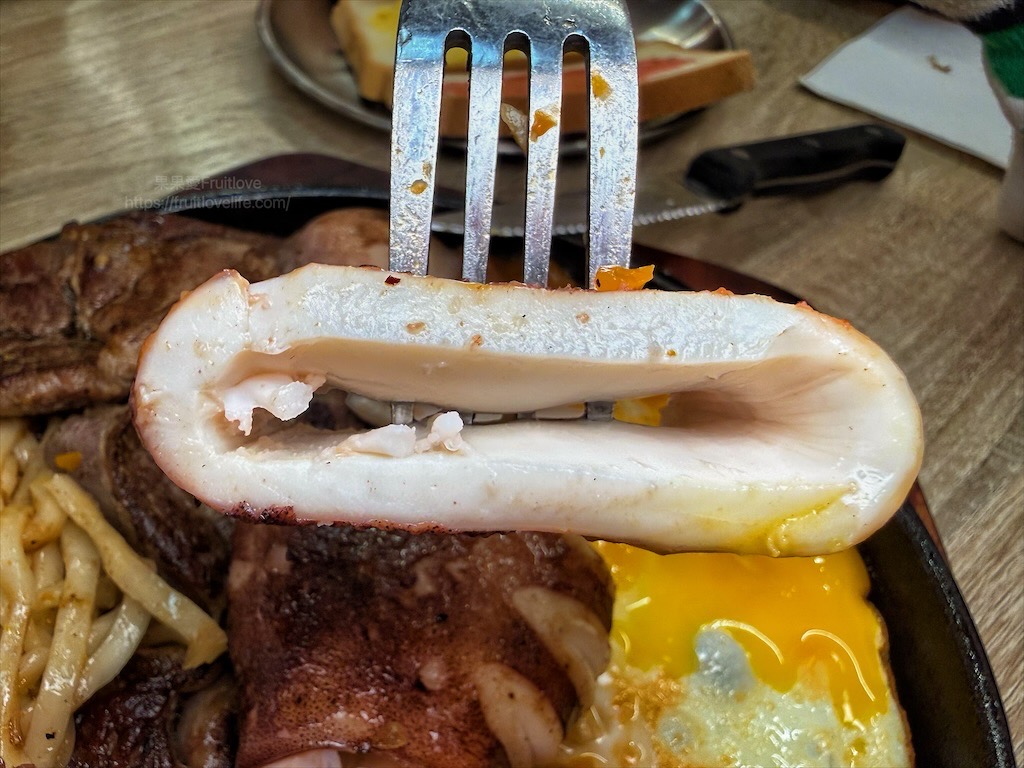 小牛室北屯軍功店 |台中北屯牛排，平價排餐、手工披薩+自助吧吃到飽，排餐裡麵條可吃飽 @果果愛Fruitlove