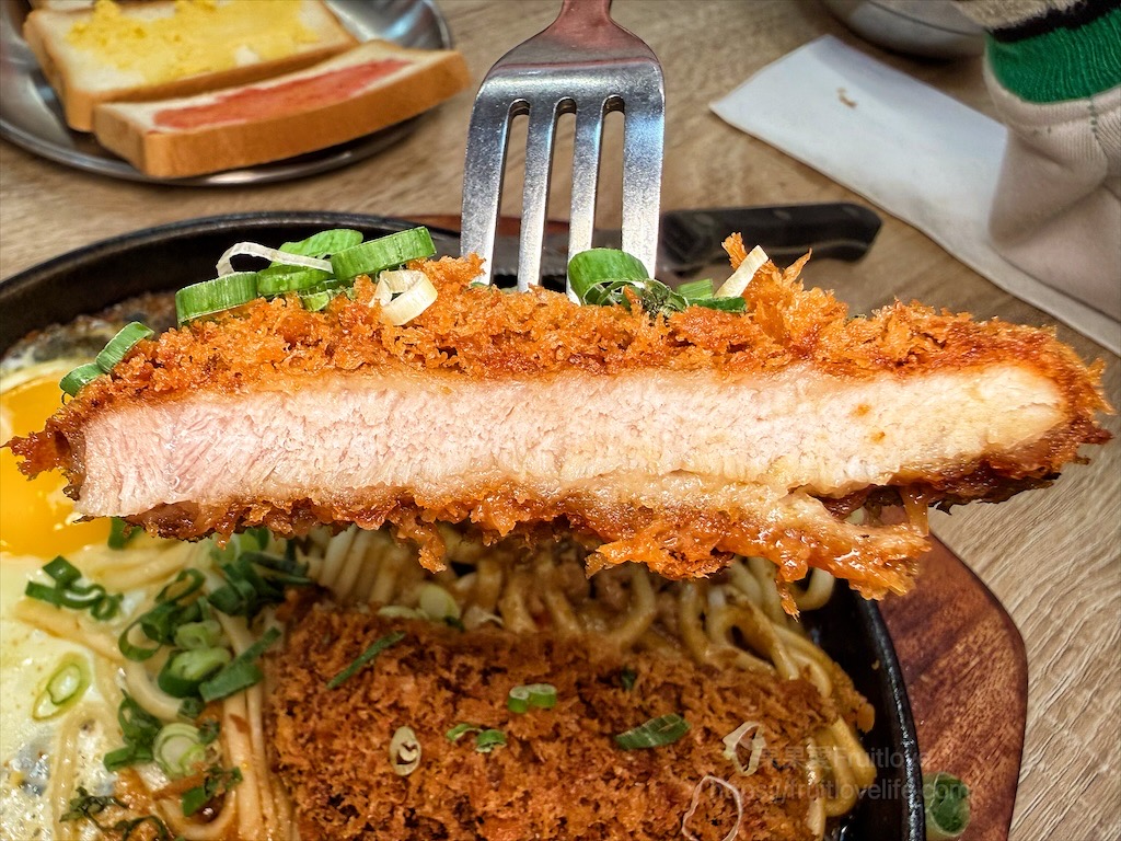 小牛室北屯軍功店 |台中北屯牛排，平價排餐、手工披薩+自助吧吃到飽，排餐裡麵條可吃飽 @果果愛Fruitlove