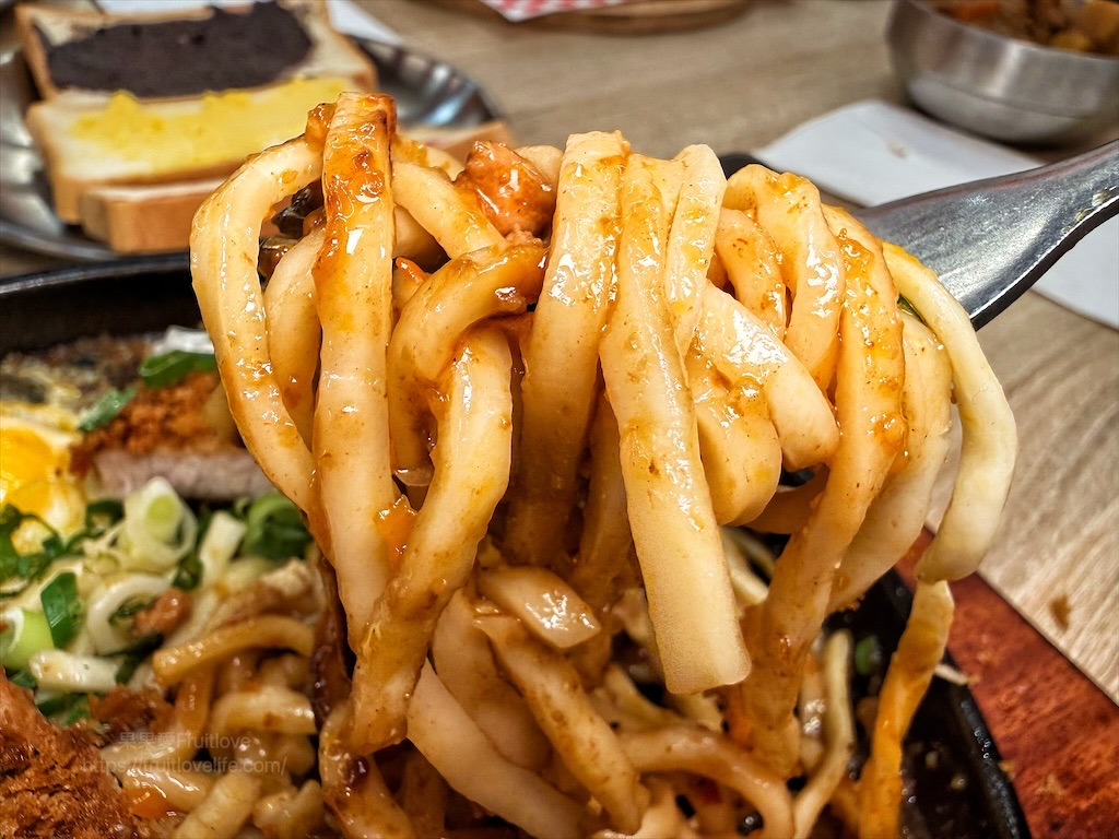 小牛室北屯軍功店 |台中北屯牛排，平價排餐、手工披薩+自助吧吃到飽，排餐裡麵條可吃飽 @果果愛Fruitlove