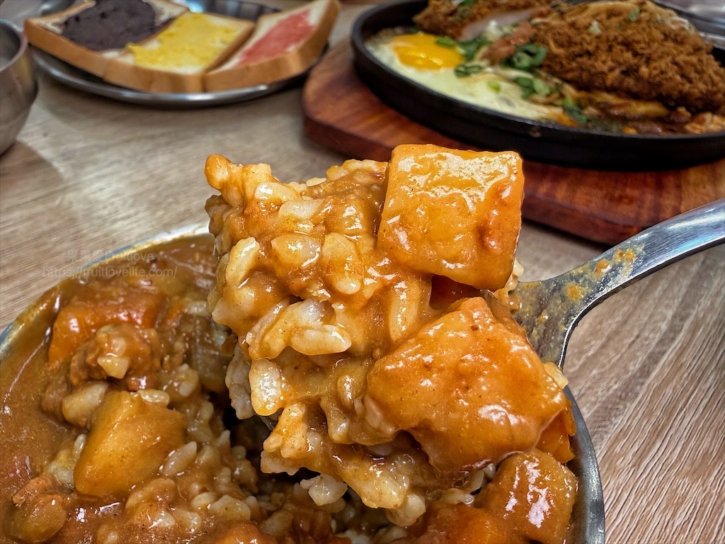 小牛室北屯軍功店 |台中北屯牛排，平價排餐、手工披薩+自助吧吃到飽，排餐裡麵條可吃飽 @果果愛Fruitlove