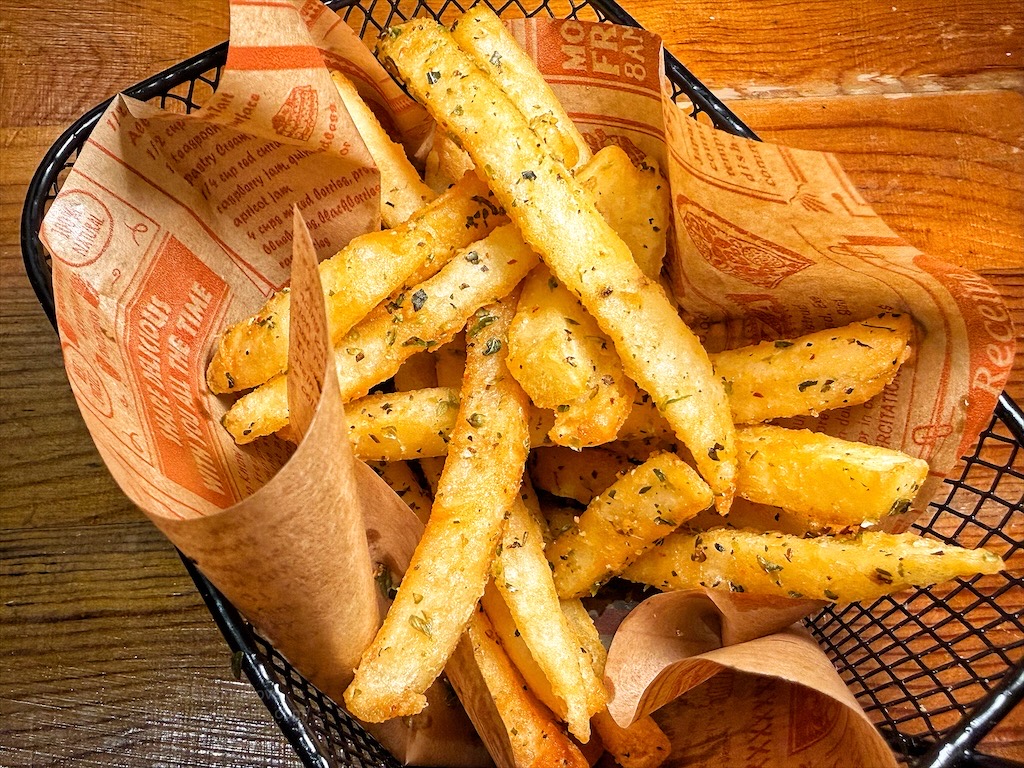 山終小鄰|台中西屯義大利麵專賣，逢甲巷弄深夜微醺食堂，義大利麵份量多又好吃，六種口味給你挑選 @果果愛Fruitlove