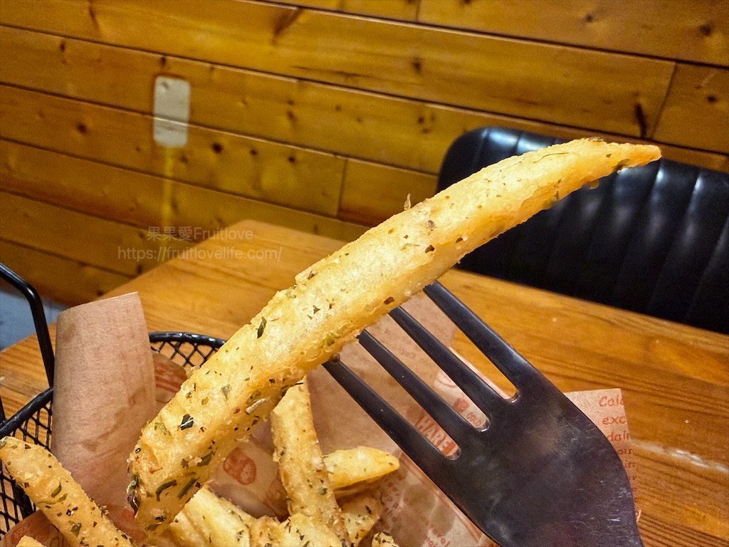 山終小鄰|台中西屯義大利麵專賣，逢甲巷弄深夜微醺食堂，義大利麵份量多又好吃，六種口味給你挑選 @果果愛Fruitlove