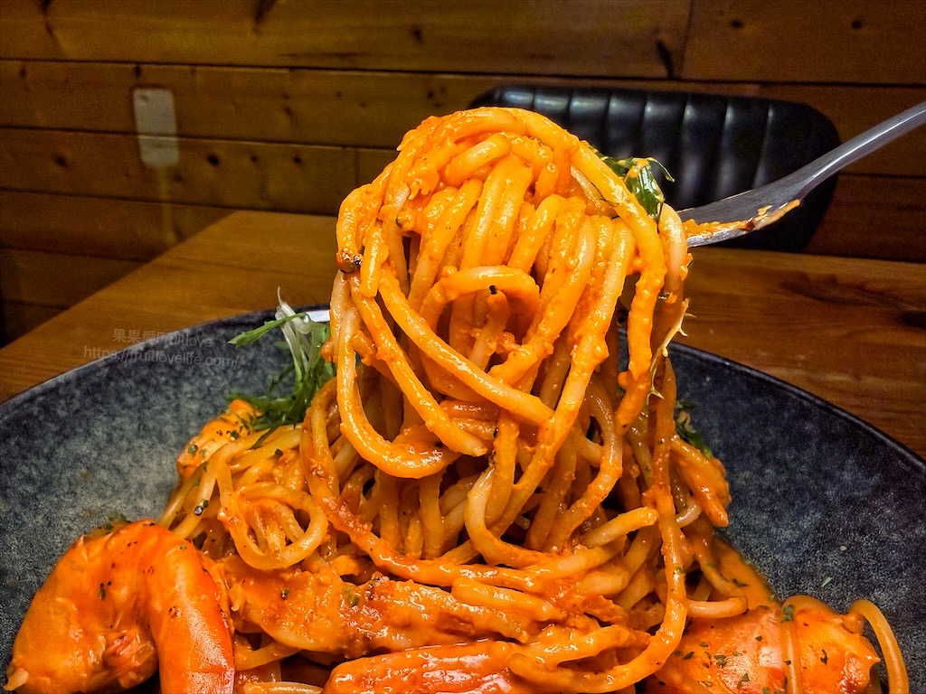 山終小鄰|台中西屯義大利麵專賣，逢甲巷弄深夜微醺食堂，義大利麵份量多又好吃，六種口味給你挑選 @果果愛Fruitlove