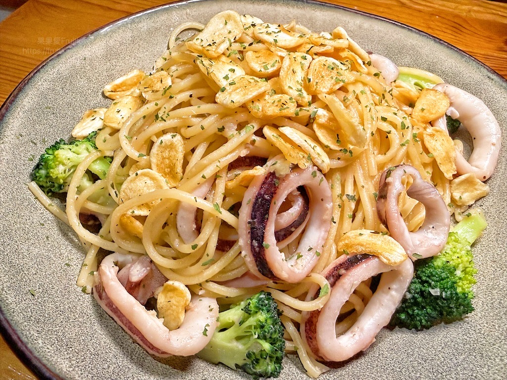 山終小鄰|台中西屯義大利麵專賣，逢甲巷弄深夜微醺食堂，義大利麵份量多又好吃，六種口味給你挑選 @果果愛Fruitlove