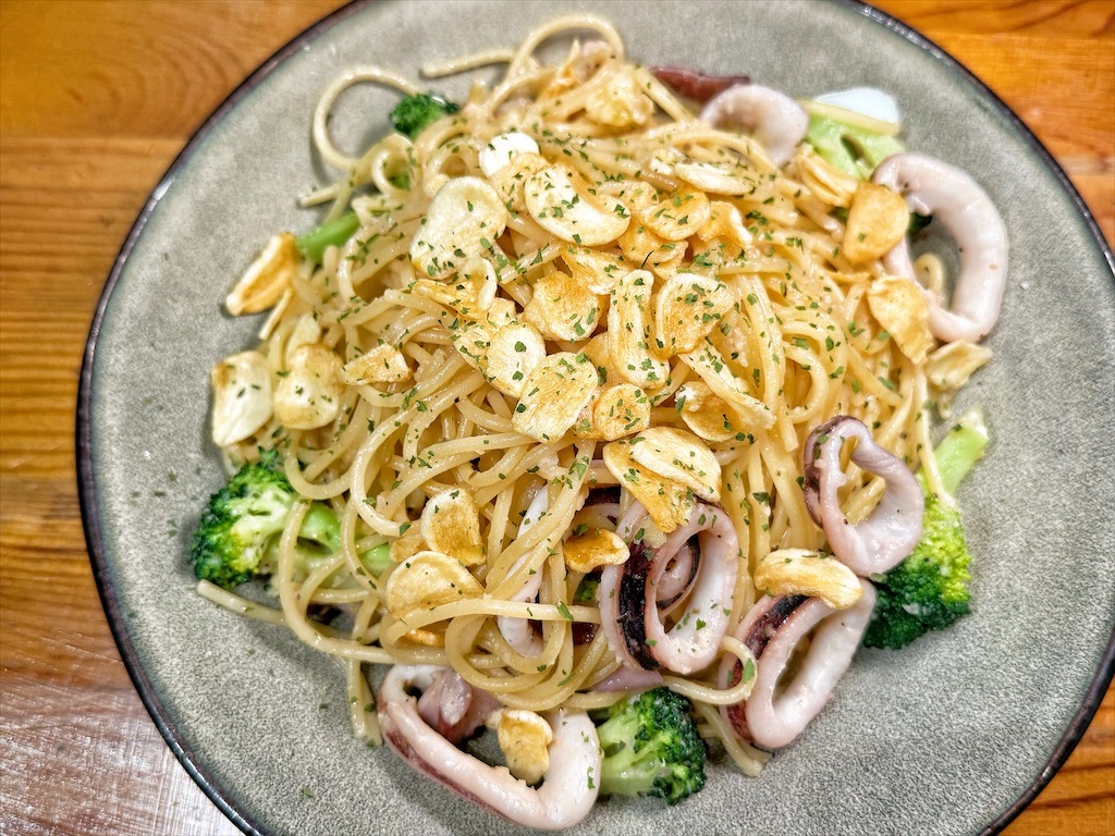 山終小鄰|台中西屯義大利麵專賣，逢甲巷弄深夜微醺食堂，義大利麵份量多又好吃，六種口味給你挑選 @果果愛Fruitlove