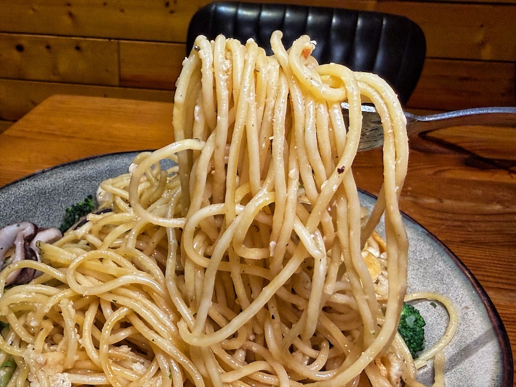 山終小鄰|台中西屯義大利麵專賣，逢甲巷弄深夜微醺食堂，義大利麵份量多又好吃，六種口味給你挑選 @果果愛Fruitlove