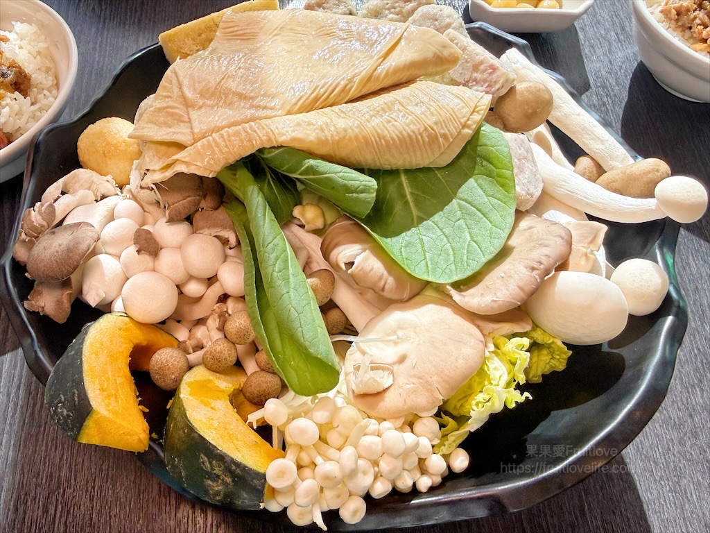 菇神新社店X阿亮香菇園|台中新社半日遊，米其林和必比登推薦火鍋，還有多樣功夫菜，親子採菇趣、寵物友善 @果果愛Fruitlove