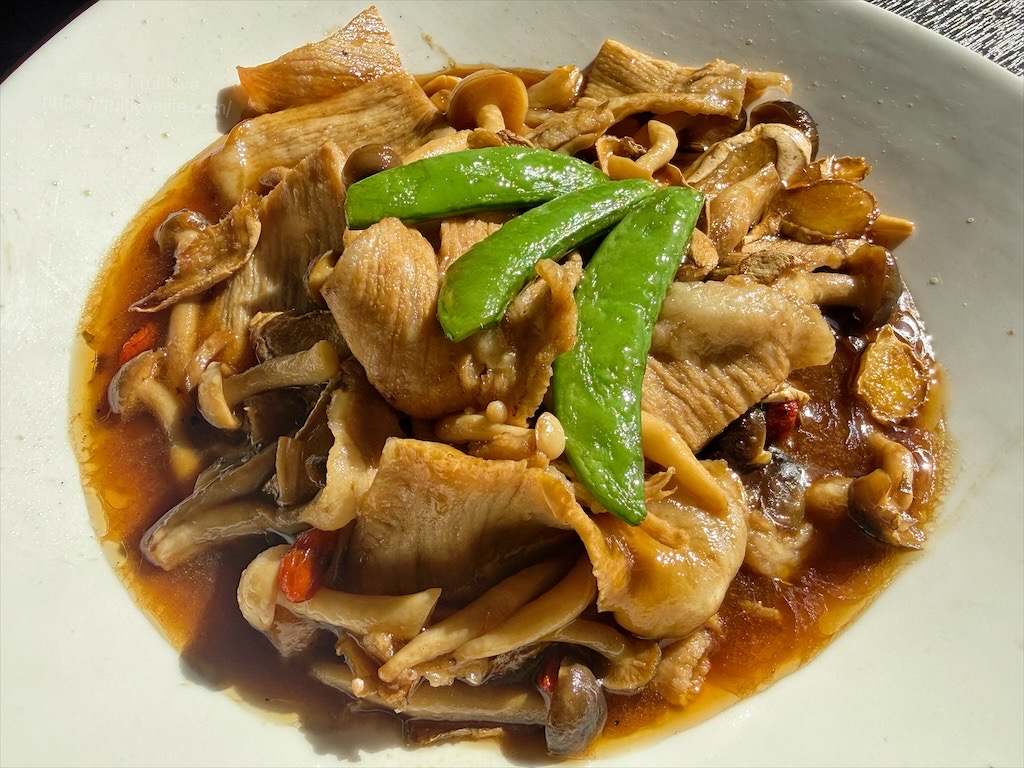 菇神新社店X阿亮香菇園|台中新社半日遊，米其林和必比登推薦火鍋，還有多樣功夫菜，親子採菇趣、寵物友善 @果果愛Fruitlove