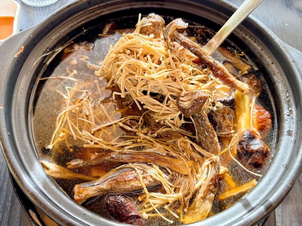 菇神新社店X阿亮香菇園|台中新社半日遊,米其林和必比登推薦火鍋,還有多樣功夫菜,親子採菇趣、寵物友善 @果果愛Fruitlove 菇神新社店X阿亮香菇園|台中新社半日遊,米其林和必比登推薦火鍋,還有多樣功夫菜,親子採菇趣、寵物友善 @果果愛Fruitlove