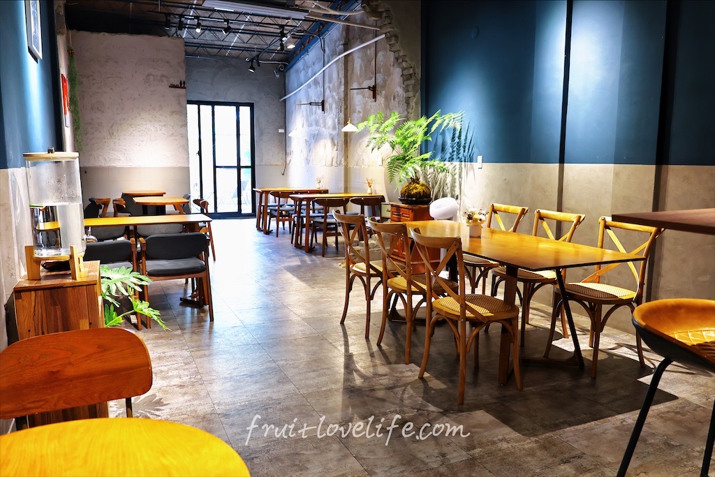 OZM啢男|台中西區寵物友善甜點、咖啡廳，品嚐超人氣歐式肉桂捲與手作司康，與毛孩一同享受下午茶時光 @果果愛Fruitlove