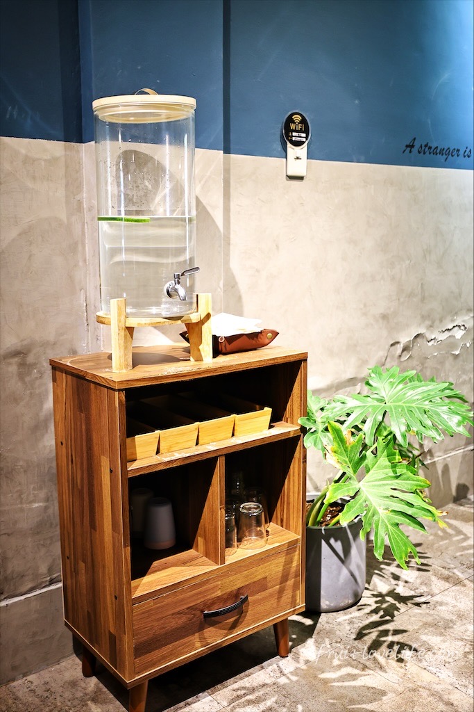 OZM啢男|台中西區寵物友善甜點、咖啡廳，品嚐超人氣歐式肉桂捲與手作司康，與毛孩一同享受下午茶時光 @果果愛Fruitlove