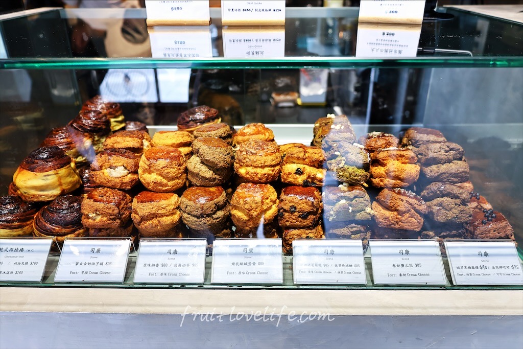 OZM啢男|台中西區寵物友善甜點、咖啡廳，品嚐超人氣歐式肉桂捲與手作司康，與毛孩一同享受下午茶時光 @果果愛Fruitlove