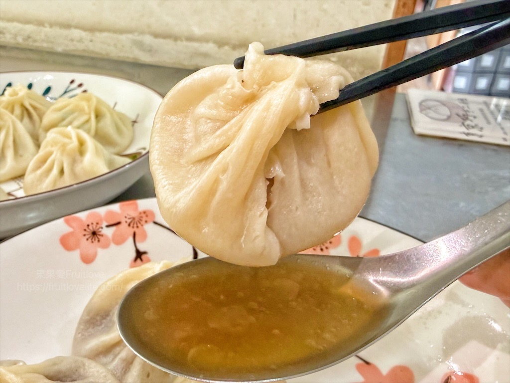 京巧手工湯包|彰化溪湖湯包，湯包現包現蒸，湯汁飽滿、肉餡鮮甜，還有小桌遊陪你等美食 @果果愛Fruitlove