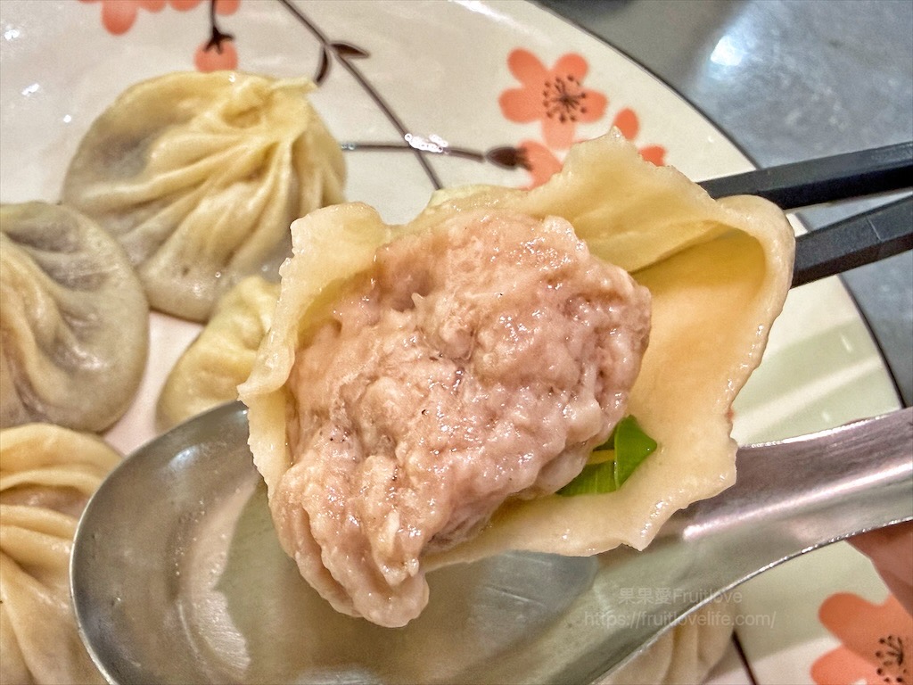 京巧手工湯包|彰化溪湖湯包，湯包現包現蒸，湯汁飽滿、肉餡鮮甜，還有小桌遊陪你等美食 @果果愛Fruitlove