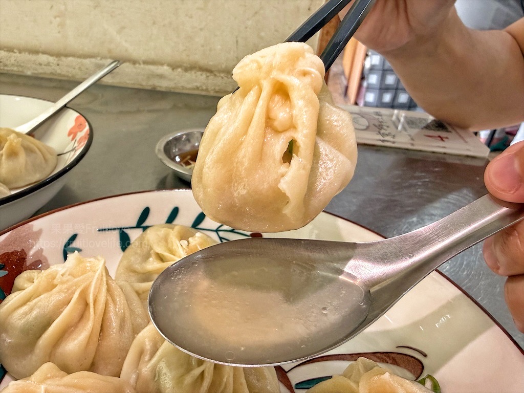 京巧手工湯包|彰化溪湖湯包，湯包現包現蒸，湯汁飽滿、肉餡鮮甜，還有小桌遊陪你等美食 @果果愛Fruitlove