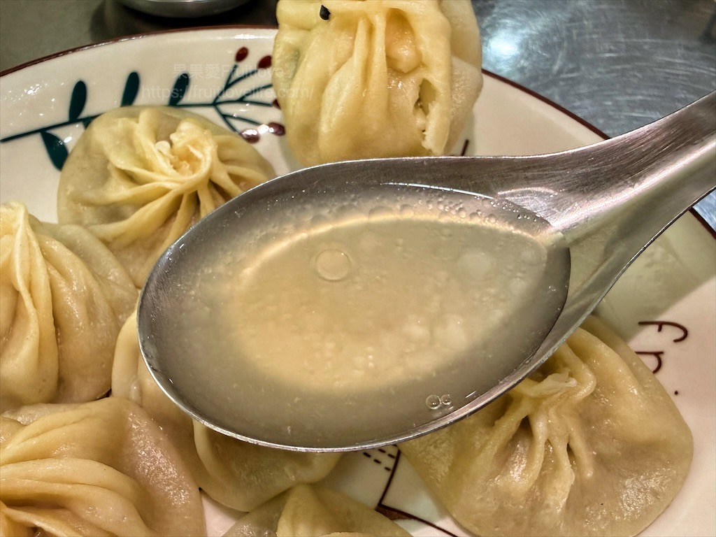 京巧手工湯包|彰化溪湖湯包，湯包現包現蒸，湯汁飽滿、肉餡鮮甜，還有小桌遊陪你等美食 @果果愛Fruitlove