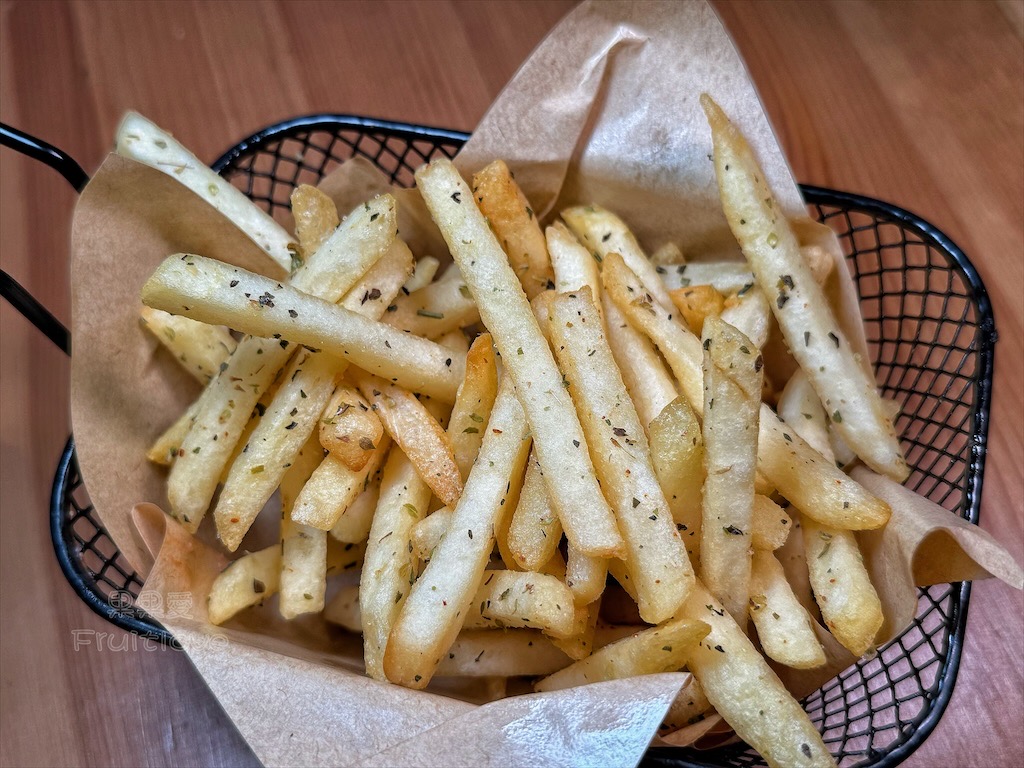 台中西屯｜山終小鄰義大利麵：逢甲巷弄深夜微醺食堂，義大利麵份量多又好吃，八種口味可以挑選 @果果愛Fruitlove