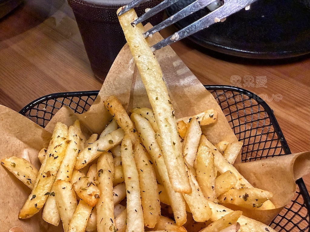 台中西屯｜山終小鄰義大利麵：逢甲巷弄深夜微醺食堂，義大利麵份量多又好吃，八種口味可以挑選 @果果愛Fruitlove