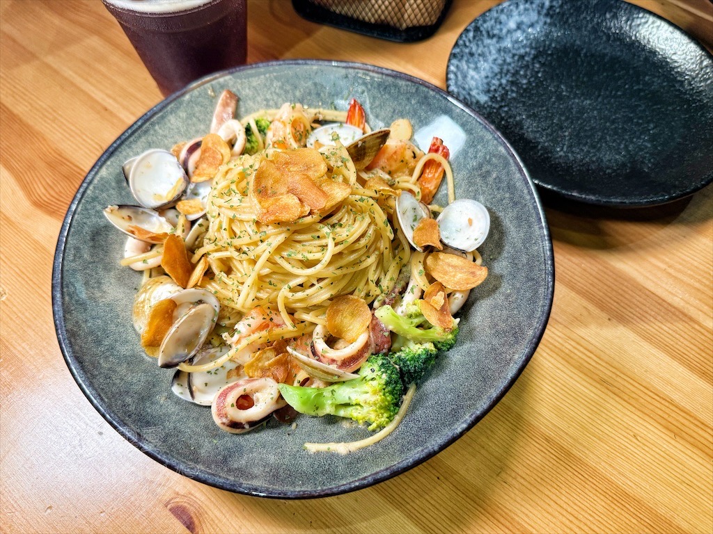 台中西屯｜山終小鄰義大利麵：逢甲巷弄深夜微醺食堂，義大利麵份量多又好吃，八種口味可以挑選 @果果愛Fruitlove