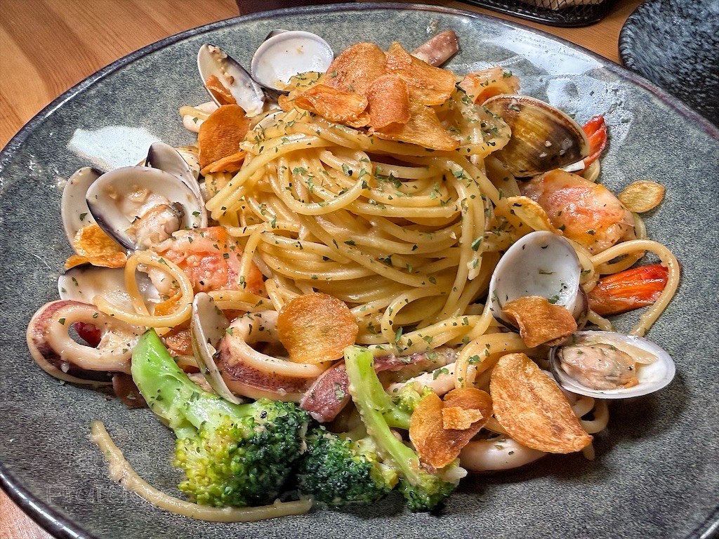 台中西屯｜山終小鄰義大利麵：逢甲巷弄深夜微醺食堂，義大利麵份量多又好吃，八種口味可以挑選 @果果愛Fruitlove